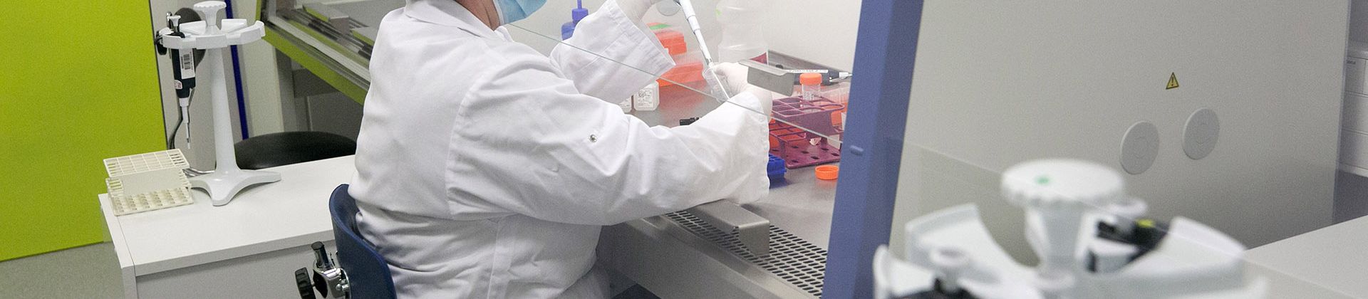 chercheuse dans un laboratoire