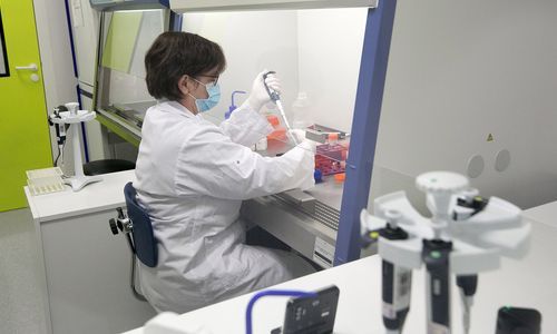 chercheuse dans un laboratoire